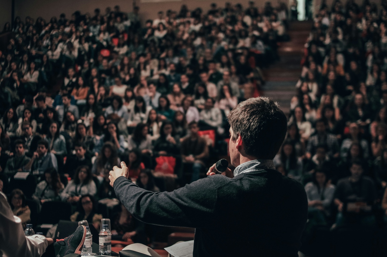Servicio de interpretación profesional para reuniones, eventos y congresos